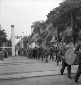 Hantverkets dag. En musikorkester m.m. är på in genom entrén till jubileumsutställningen i Kronobergsgatans förlängning.