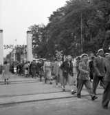 Hantverkets dag. Ett demonstrationståg är på in genom entrén till jubileumsutställningen i Kronobergsgatans förlängning.