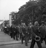 Hantverkets dag. Ett demonstrationståg är på in genom entrén till jubileumsutställningen i Kronobergsgatans förlängning.