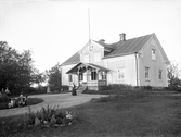 Familjen Böckman framför Bergön Norregård, ca. 1900.