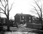 Okänt bostadshus i Kronobergs län, tidigt 1900-tal. Framför huset står en familj.