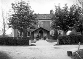 Troligen Stallagården, Nederled, utanför Rydaholm, ca. 1900. Anders Jonasson med familj.