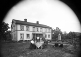 Norra Åreda Södergård, tidigt 1900-tal. Ägaren Viktor Johannesson med hustru. och tjänstefolk.