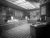 Lindgren & Brandt, 1947. Interiör, kassadisk, hyllor och liknande.