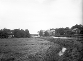 Fabrik vid bäck, möjligen ett glasbruk? Okänd plats, troligen Kronobergs län. Ca. 1900.