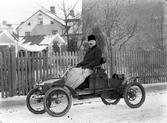 Apotekare Carl Hjelm med sin bil, tidigt 1900-tal. Sandgärdsgatan i Växjö.