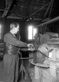 Mästare Hilding Strand vid Strömbergshyttans glasbruk, 1935.