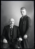 Grupporträtt. L. Larsson och Gösta Eriksson, Engberga, Berg, Hallstahammar.
Ur Gustaf Åhmans samling.