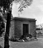 Christina Nilssons mausoleum på Tegnérkyrkogården i Växjö, prydd med kransar.