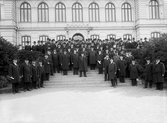 Prästmöte i Växjö, augusti 1902, med biskop N.J.O.H. Lindström i spetsen. Fotot taget på trappan utanför Växjö läroverk.