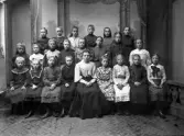 Klassfoto. skolklass från med fröken, från flickskolan. 1905. Fotograferad i makarna Forthmeiiers ateljé.
