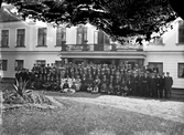 Studenter vid huvudbyggnaden på Bergkvara herrgård, 1916.