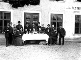 En grupp människor vid ett kaffebord, framför matsal / pensionat. Ca. 1895.