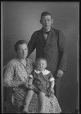 Grupporträtt, familj. Karl Blomgren, Svea nr 2, Hallstahammar. Ur Gustaf Åhmans samling.