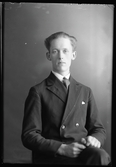 Porträtt, körfoto. Emanuel Nilsson, Mölntorp, Kolbäck.
Ur Gustaf Åhmans bildarkiv.