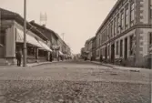 Kungsgatan, Uddevalla. 
Stämplad i vänstra hörnet: Maria Lundbäcks Atelier. 1902.