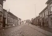 Drottninggatan, Uddevalla. 
Stämplad i vänstra hörnet: 1902.