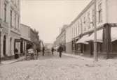 Kungsgatan västerut. Uddevalla.

Stämplad i vänstra hörnet: Maria Lundbäck Uddevalla. 1902