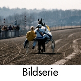 Serie om 5 fotografier som visar travloppet Olympiatravet på Åbytravet i Åby, Mölndal, den 13 april 1996. Segrade gjorde Erik Berglöf med Copiad.