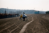 Travloppet Olympiatravet på Åbytravet i Åby, Mölndal, den 13 april 1996. Det segrande travekipaget på travbanan efter loppet. Segrade gjorde Erik Berglöf med Copiad.