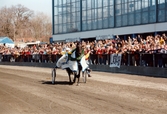 Travloppet Olympiatravet på Åbytravet i Åby, Mölndal, den 13 april 1996. Det segrande travekipaget på travbanan efter loppet. Segrade gjorde Erik Berglöf med Copiad.