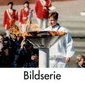 Serie om sju fotografier som visar ett par programpunkter i samband med travloppet Olympiatravet på Åbytravet i Åby, Mölndal, den 13 april 1996. Bordtennisspelaren Jan-Ove Waldner tänder den olympiska elden, för första gången någonsin i Göteborg. Friidrottaren Sara Wedlund får pris som årets stjärnskott 1995. Underhållning av Mölndals Paradorkester.