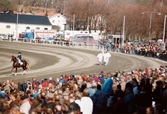 Bordtennisspelaren Jan-Ove Waldner springer på banan med den olympiska elden i samband med travloppet Olympiatravet på Åbytravet i Åby, Mölndal, den 13 april 1996.