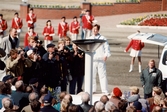 Bordtennisspelaren Jan-Ove Waldner tänder den olympiska elden som för första gången någonsin brinner i Göteborg. Detta i samband med travloppet Olympiatravet på Åbytravet i Åby, Mölndal, den 13 april 1996. I bakgrunden underhåller Mölndals Paradorkester.