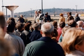 Friidrottaren Sara Wedlund får pris som årets stjärnskott 1995 i samband med travloppet Olympiatravet på Åbytravet i Åby, Mölndal, den 13 april 1996. Här står hon bredvid en travkusk intill den olympiska elden.