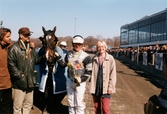 Friidrottaren Sara Wedlund får pris som årets stjärnskott 1995 i samband med travloppet Olympiatravet på Åbytravet i Åby, Mölndal, den 13 april 1996. Här står hon bredvid en travkusk med häst på travbanan.