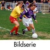 Serie om sex fotografier som visar en fotbollsmatch mellan Jitex BK och Tyresö FF. Matchen spelades på Kvarnbyvallen i Mölndal den 27 maj 1996. Slutresultatet blev 2-1 till Jitex BK.