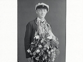 Examensporträtt av ung man, rikligt behängd med blommor om halsen.