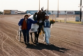 Travloppet Olympiatravet på Åbytravet i Åby, Mölndal, lördagen den 12 april 1997. Segrande travekipaget Lars Marklund och Scandal Play ute på banan efter loppet.