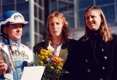 Travloppet Olympiatravet på Åbytravet i Åby, Mölndal, lördagen den 12 april 1997. Segraren Lars Marklund har fått pokalen av kanotisten Susanne Gunnarsson och friidrottaren Ludmila Engquist.