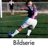 Serie om fyra fotografier som visar fotbollslaget Jitex BK spela match på Kvarnbyvallen i Mölndal i maj 1999.