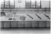 Försvarets dag 1942. Utställning i gymnastiksalen, I11.
Information om olika typer av granatkastare och kulsprutegevär.