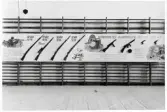 Försvarets dag 1942. Utställning i gymnastiksalen, I11.
Information om olika årgångar av gevär och kulsprutepistoler.