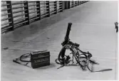 Försvarets dag 1942. Utställning i gymnastiksalen, I11.
En granatkastare, 47 mm m/40, är utställd på golvet, tillsammans med en vinggranatlåda.