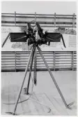 Försvarets dag 1942. Utställning i gymnastiksalen, I11.
En kulspruta, 88 mm LV Ksp m/36, står utställd på golvet.