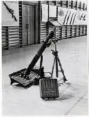 Försvarets dag 1942. Utställning i gymnastiksalen, I11.
En granatkastare, 8 cm grk m/1929, står utställd på golvet.