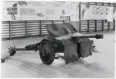 Försvarets dag 1942. Utställning i gymnastiksalen, I11.
En pansarvärnskanon, kaliber 37 mm, m/38, står utställd på golvet.