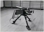 Försvarets dag 1942. Utställning i gymnastiksalen, I11.
En kulspruta, 8 mm Ksp m/1936, står utställd på golvet.