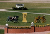 Blomsterutsmyckade vagnar vid innerplan på Åbytravet i Åby, Mölndal, under travloppet Drottning Silvias Pokal, lördagen den 3 maj 1997.