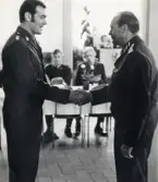 MM i militär femkamp på I11 (1:a i lag: P6, 2:a I11. Individuell segrare: Claes Friberg, I11).
Augusti 1966.
Prisutdelning: Okänd deltagare tar emot pris från CA general Almgren.