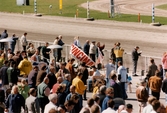 Publik som följer lopp på Åbytravet i Åby, Mölndal, under travloppet Drottning Silvias Pokal, lördagen den 3 maj 1997.