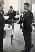 MM i militär femkamp på I11 (1:a i lag: P6, 2:a I11. Individuell segrare: Claes Friberg, I11).
Augusti 1966.
Prisutdelning: CA general Almgren gratulerar Rolf Nilsson, I3.