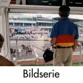 Serie om åtta fotografier som visar olika delar av Åbytravet i Åby, Mölndal, den 19 september 1998. Bland annat restaurangen, domartornet och domarbilen.