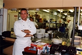 Köksmästare Peter Barske vid restaurangköket på Åbytravet i Åby, Mölndal, den 19 september 1998.