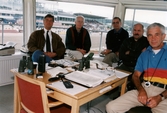 Fem män fotograferade vid ett bord inne i domartornet på Åbytravet i Åby, Mölndal, den 19 september 1998.