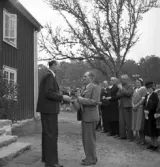 Skidfrämjandets dag. Fyllerydsstugan. Arkitekten m.m. Paul Boberg mottar medalj m.m. från en man i kostym.